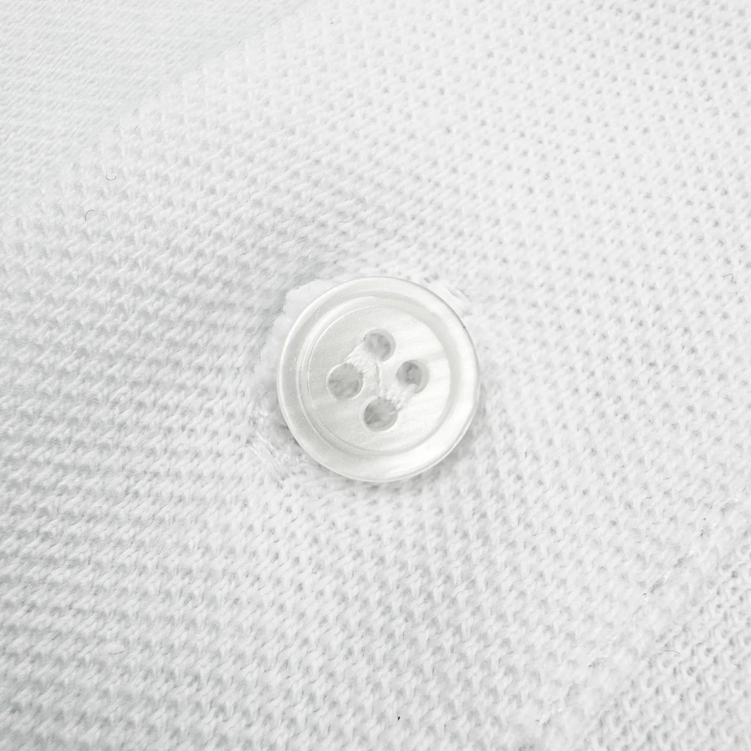 Ami Red love embroidered Polo shirt (White). The fabric is made of custom-made Dreamweaver honeycomb cotton. It has excellent texture and is comfortable and close to the skin. The pure white color gives elegance and purity to the clothes. A bright red love heart appears on the chest like a work of art. It complements the AMI embroidery on the back and adds brand recognition. It is the ultimate simplification of color. It also conveys the love and persistence of life. It uses imported machine embroidery technology and uses advanced computer control systems and precision mechanical components. Realize Ami's love embroidery work with high precision, smooth and delicate lines, and the fabrics have been washed, with better hand feel and texture, not easy to deform, not easy to shrink, not easy to fade, and maintain long-term beauty. Size:S-M-L-XL